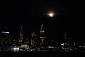 Uma Super Lua  vista sobre  Ilha de Manhattan, em Nova York