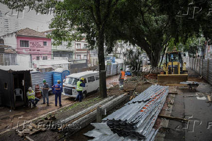 Corte de rvores na avenida Sena Madureira, em So Paulo (SP)