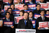 People take part in a rally calling for expelling South Korean President Yoon Suk Yeol in Seoul