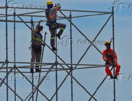 Montagem do palco para as festas de rveillon, nas areias da praia de Copacabana