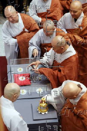 U.S. returns 'sarira' of renowned monks back to South Korea
