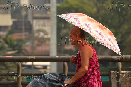 Pedestres enfrentam calor em SP