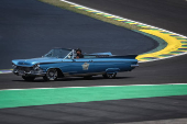 Desfile de carros clssicos no autdromo de Interlagos