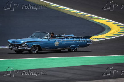 Desfile de carros clssicos no autdromo de Interlagos