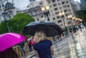 Pedestres enfrentam manh chuvosa no centro de SP