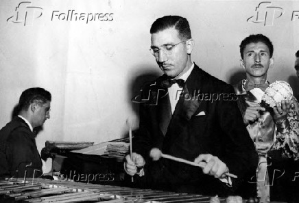 1961O regente Slvio Mazzuca (tocando