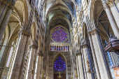 Vista interna da Catedral de Notre-Dame de Reims, na Frana