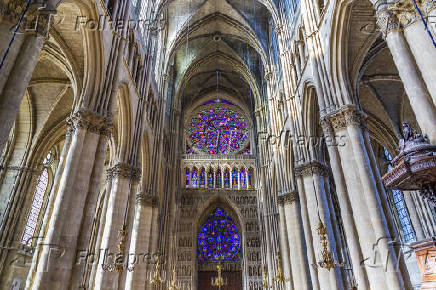 Vista interna da Catedral de Notre-Dame de Reims, na Frana