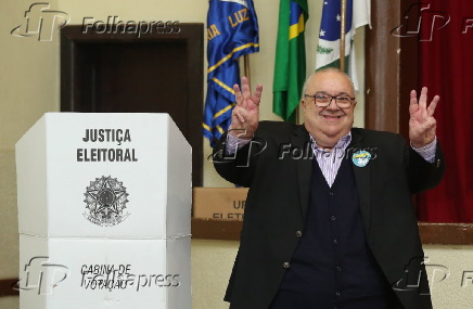 Eleies 2016 - Rafael Greca vota na seo de votao em Curitiba