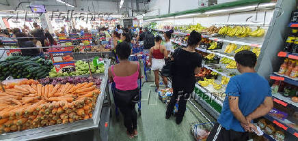 Movimento de consumidores em supermercado no centro de SP
