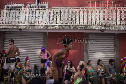 Folies durante bloco clandestino nas ruas do centro do RJ