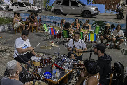 Mureta da Lapa, no centro do Rio, virou sensao no vero