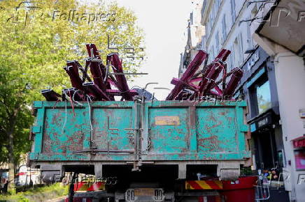 Moulin Rouge in Paris lost its wings overnight
