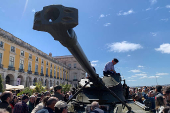 Los blindados de la Revolucin de los Claveles vuelven a Lisboa, esta vez por una fiesta