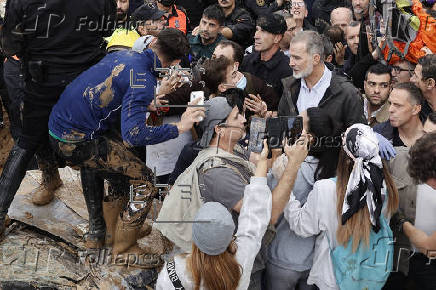 Insultos y lanzamiento de barro a la comitiva de los reyes al llegar al centro de Paiporta