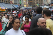 Movimentao na Rua 25 de Maro em So Paulo