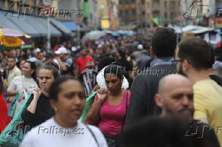 Movimentao na Rua 25 de Maro em So Paulo