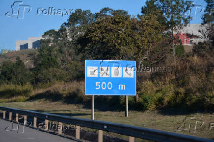 Placa indicando posto de gasolina, restaurante, borracharia/oficina e telefone a 500 m, na rodovia Presidente Castelo Branco