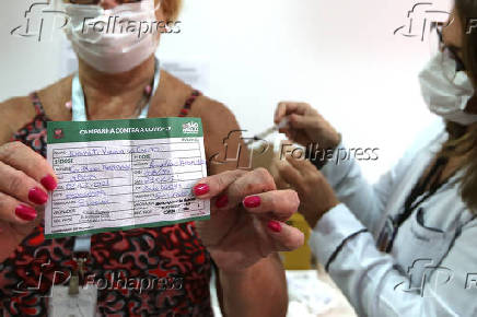 Funcionrio do Complexo Hospitalar de Clnicas, recebe segunda dose da vacina