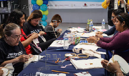 Migrantes varados en la frontera norte de Mxico hallan en el arte un sustento econmico