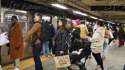 Os trens A e C que no funcionam causam confuso, congestionamento e atrasos para os passageiros na cidade de Nova York.