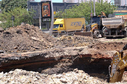 Solapamento abre cratera na Av. Doutor Gasto Vidigal em SP