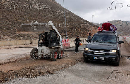 People who had fled the hostilities in Lebanon to Syria, return to Lebanon through the Masnaa border crossing between the two countries