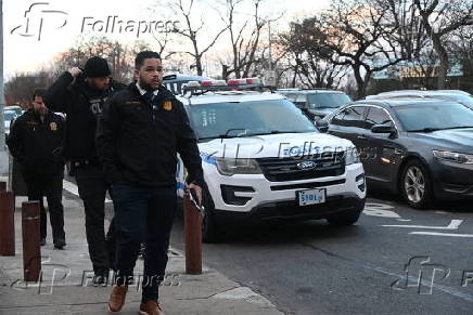 Mulher de 34 anos leva vrios tiros pelo corpo e  esfaqueada no nmero 2145 da Southern Boulevard, na seo West Farms do Bronx, em Nova York