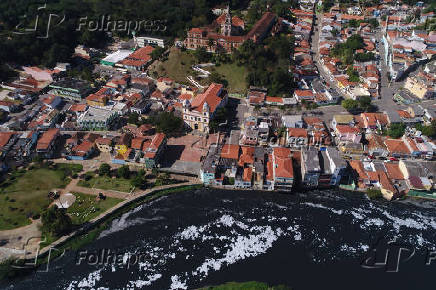 Vista de drone de moradias na margem do Rio Tiet poludo