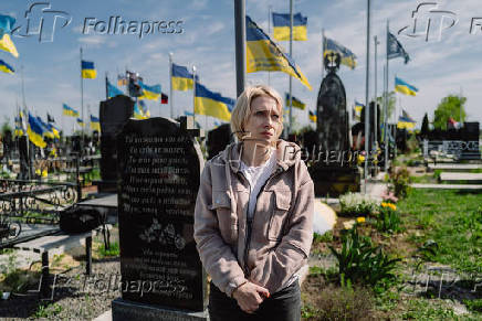 Helen Voinorovska, emocionada em frente ao tmulo de seu irmo 