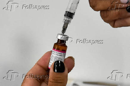 Vacina contra o sarampo sendo preparada para ser aplicada na UBS Repblica, em SP