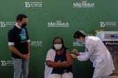 Enfermeira Monica Calazans torna-se a primeira brasileira a receber a Coronavac