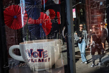 FILE PHOTO: The Wider Image - Behind the curtains: scenes from the US election