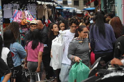 Movimentao na rua 25 de Maro em So Paulo