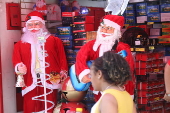 Consumidores lotam a Ladeira Porto Geral para compras de natal