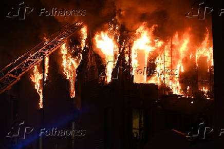 Incndio de 4 alarmes em um prdio de vrios andares na Graham Avenue em Williamsburg, Brooklyn, Nova York