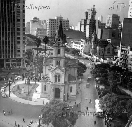 1957Vista de igreja na praa do Largo