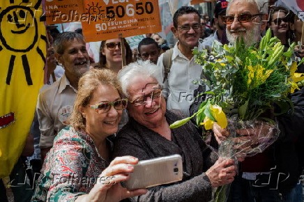 Luiza Erundina participa de caminhada no centro de SP