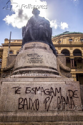 Ato de vandalismo no Monumento a Carlos Gomes