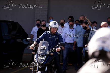 Presidente Jair Bolsonaro anda de moto