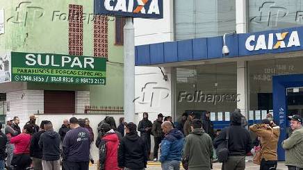 Pessoas formam filas em frente a agncia da Caixa em Porto Alegre