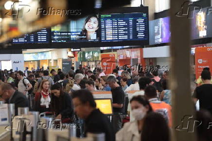 Movimentao intensa de passageiros  no saguo do Aeroporto de Congonhas