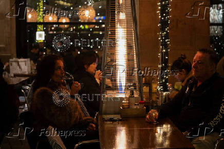 Tourists enjoy last days of gas heaters on Barcelona's terraces