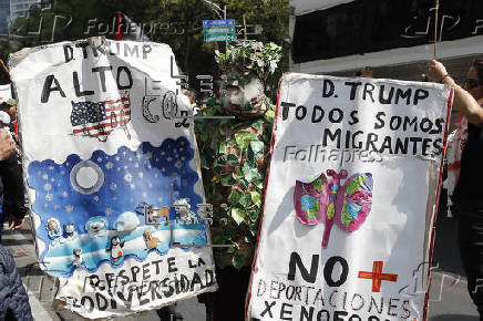 Activistas queman piata con la figura de Donald Trump frente a embajada de EEUU en Mxico