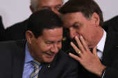 Bolsonaro (dir.) e Mouro na cerimnia de 300 dias de governo