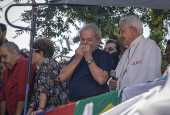 O ex-presidente Lula discursa para militantes e apoiadores