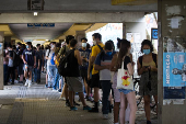 Estudantes com mscaras na fila do bandejo da USP