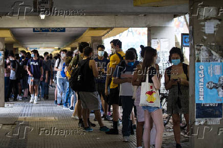 Estudantes com mscaras na fila do bandejo da USP