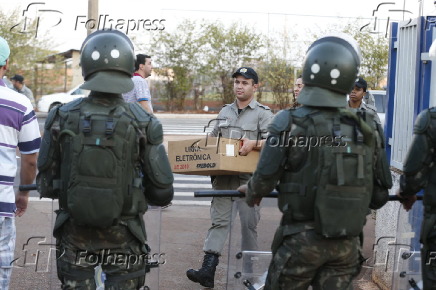 Polcia militar e Exrcito cuidam da segurana de urnas eletrnicas 