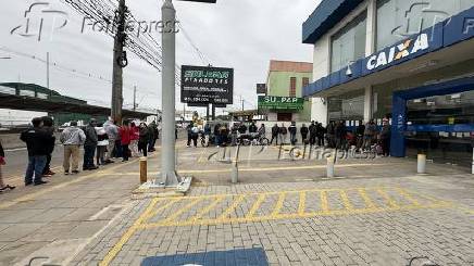 Pessoas formam filas em frente a agncia da Caixa em Porto Alegre